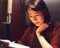 檀ふみが朗読している風景